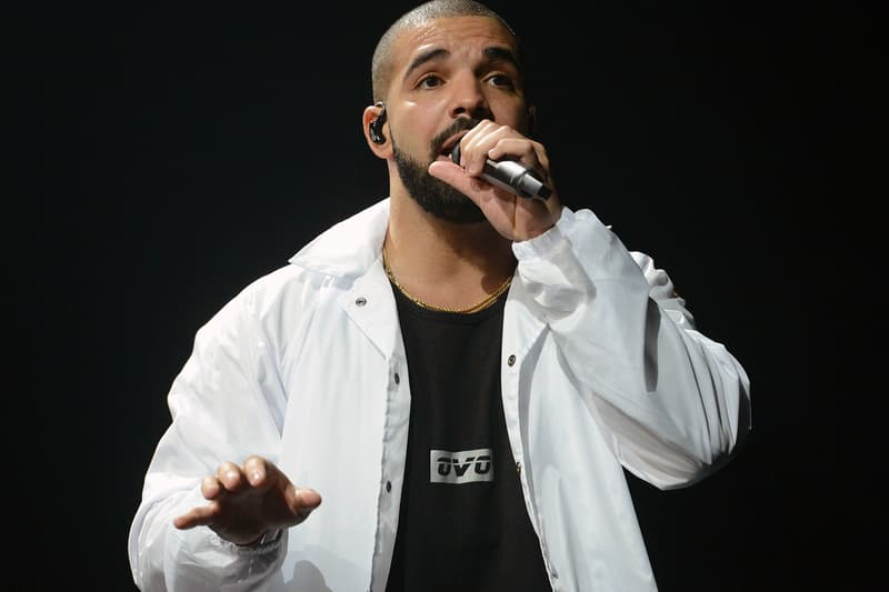 drake-is-hard-at-work-in-the-studio