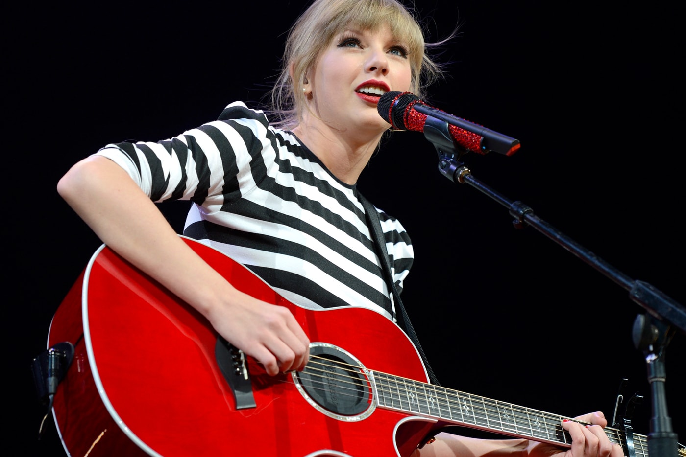 taylor-swift-unveils-video-for-out-of-the-woods