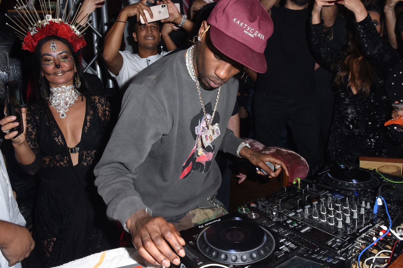 Travis Scott Kicks DJ off Stage During NYE Bash and Starts Mixing Himself Video New Years Eve La Flame