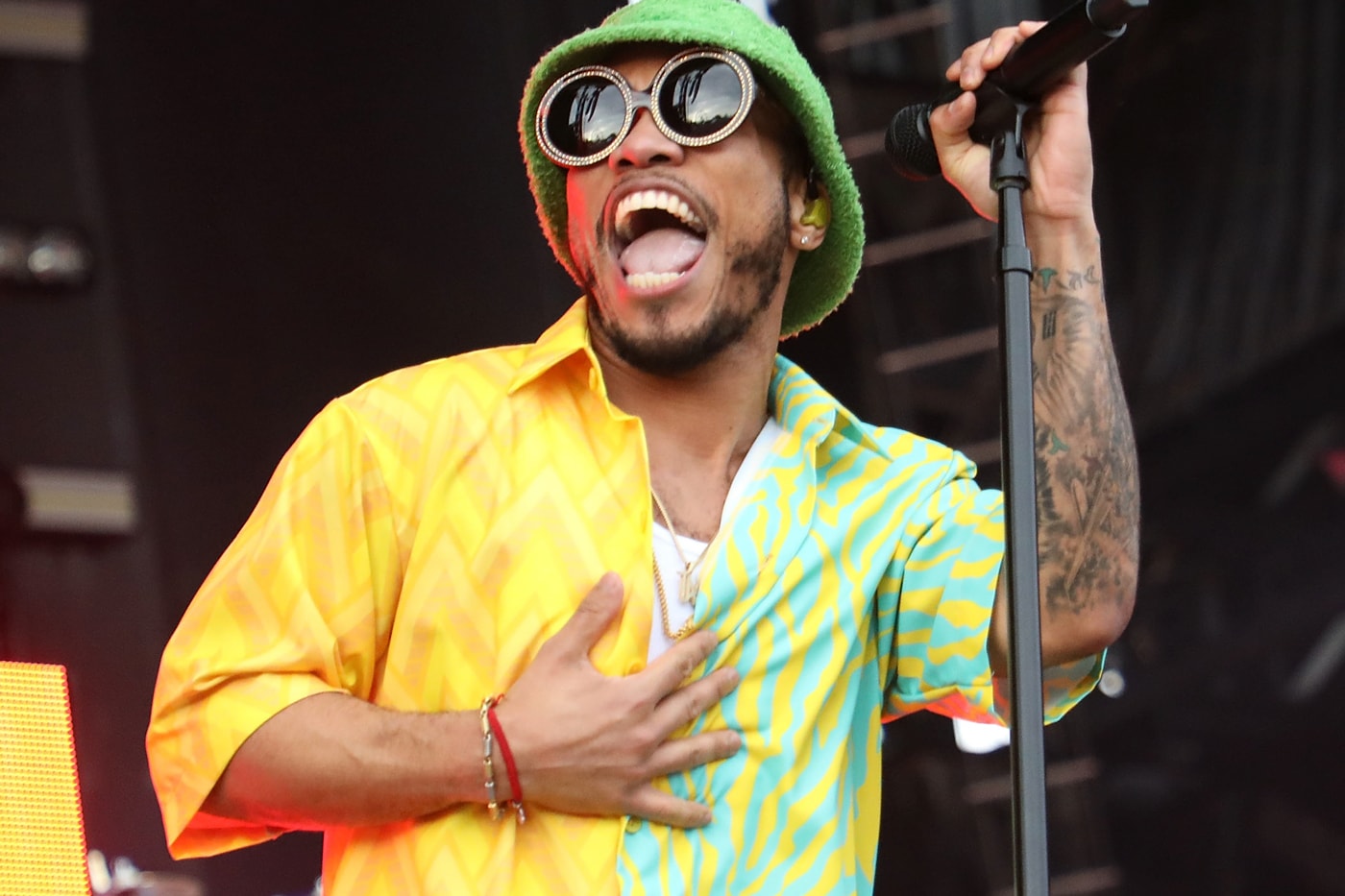 watch-anderson-paak-perform-am-i-wrong-pay-tribute-to-david-bowie