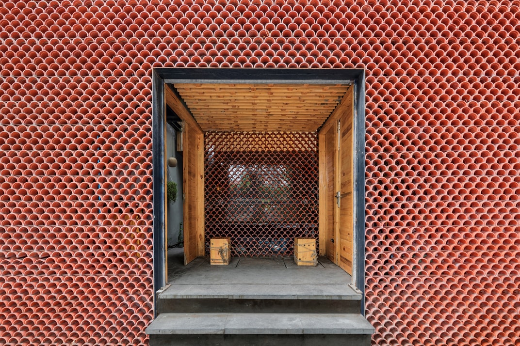 ArchDaily が優れた建築物を讃える Building of the Year Awards 2018 を発表 『Apple Store』の新店舗や〈Nike〉のNY本社に加え、日本人建築家の作品も 建築好きお待ちかね、『ArchDaily』が最も優れた建築物を讃える“Building of the Year Awards 2018”を発表した。今回は10万人以上の『ArchDaily』読者の投票により、巨大な住居から小さな教室まで、全15の建築物がノミネート。その中には香港国際空港やウェンブリー・スタジアムを手がけた「foster + partners」やオルドス博物館などでお馴染みの早野洋介擁する「MAD Architects」、あのZaha Hadid(ザハ・ハディッド)を輩出した名門「OMA」などが順当に名を連ねる。その他では『HYPEBEAST』でもご紹介した『Apple Store』のシカゴ店や、中村拓志主宰のNAP建築設計事務所が広島市の中心部に建てた個人住宅『Optical Glass House』も選出。 以下ではノミネート作品の一部をご紹介しているが、全15の建築物一覧は、こちらからご確認を。 あわせて、巨匠建築家・隈研吾が設計したスコットランド初のデザイン美術館『V&A Dundee』の建築もチェックしてみては?