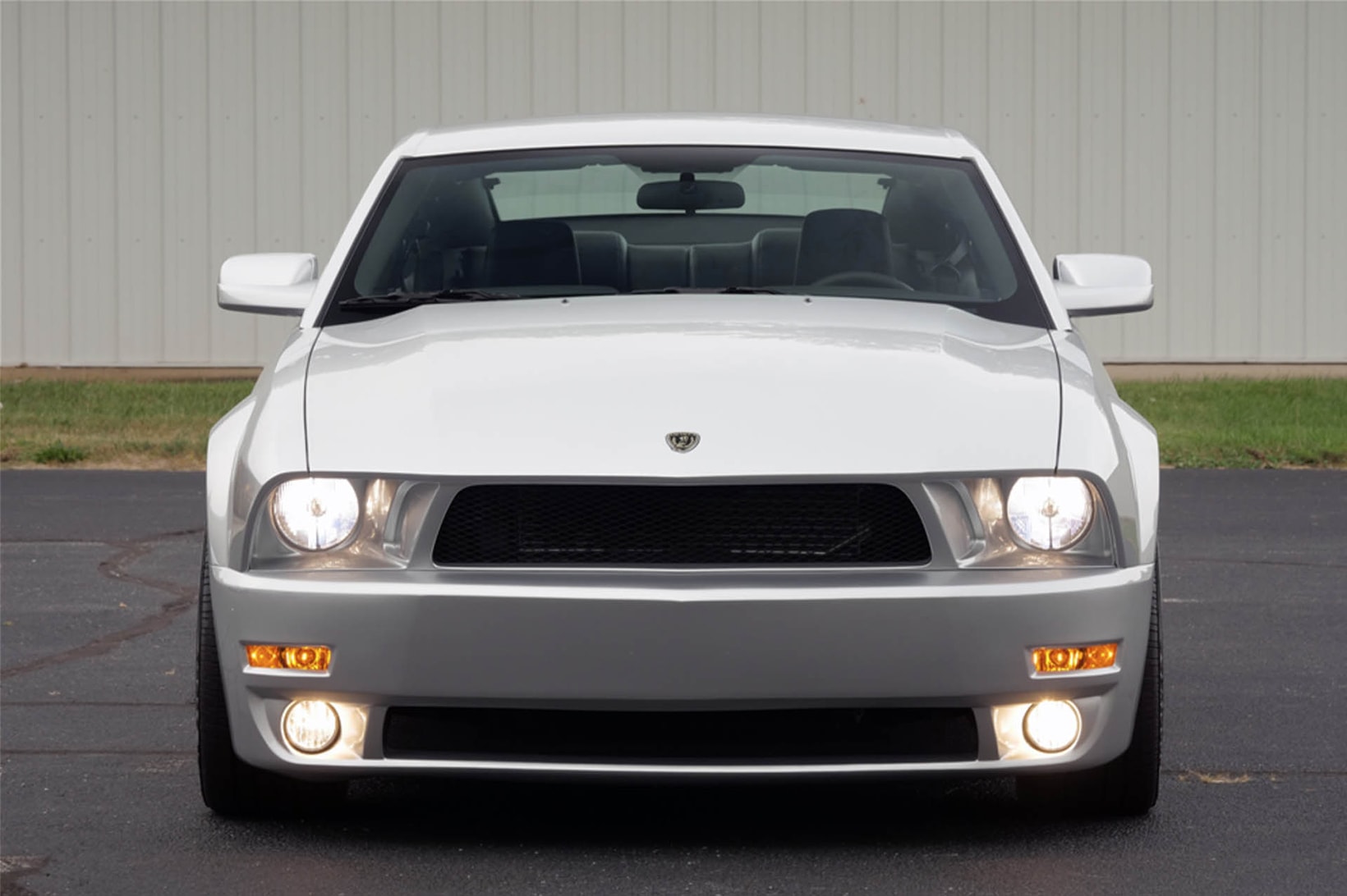 Ford Mustang Iacocca Silver Edition Auction 2009 45th anniversary car black grey