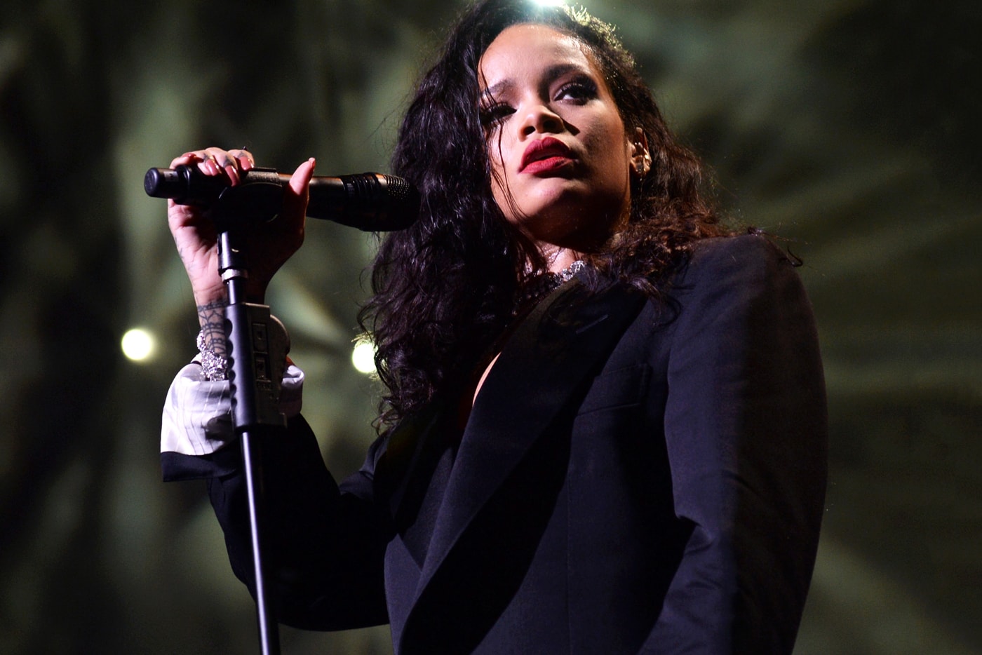 Rihanna Anti Tour Postponed