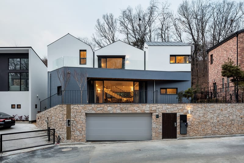 The Three-Roof Home in South Korea Brings Tranquility to a Quiet Cul-De-Sac