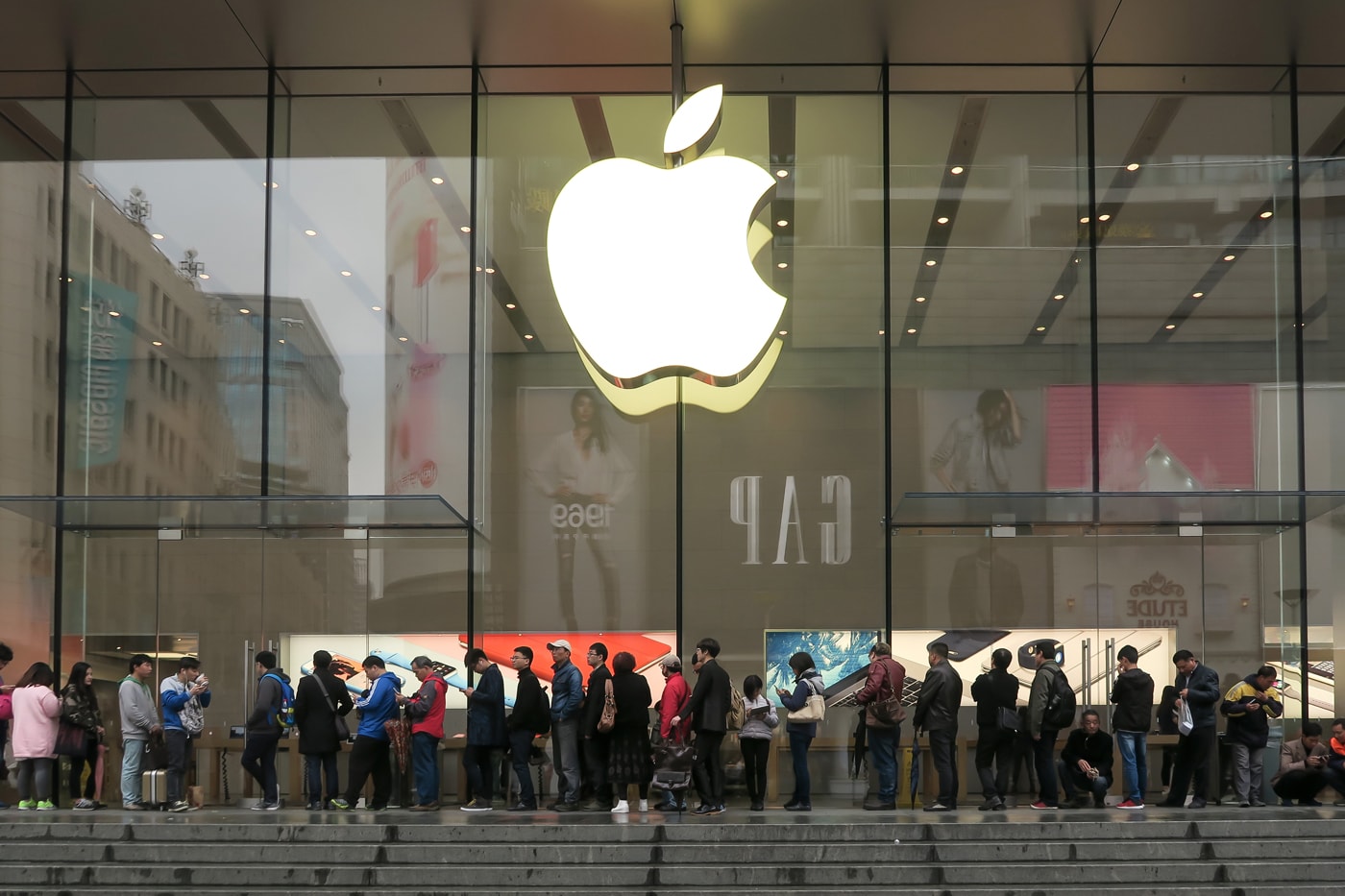 apple-introduces-new-iphone-se-ipad-pro