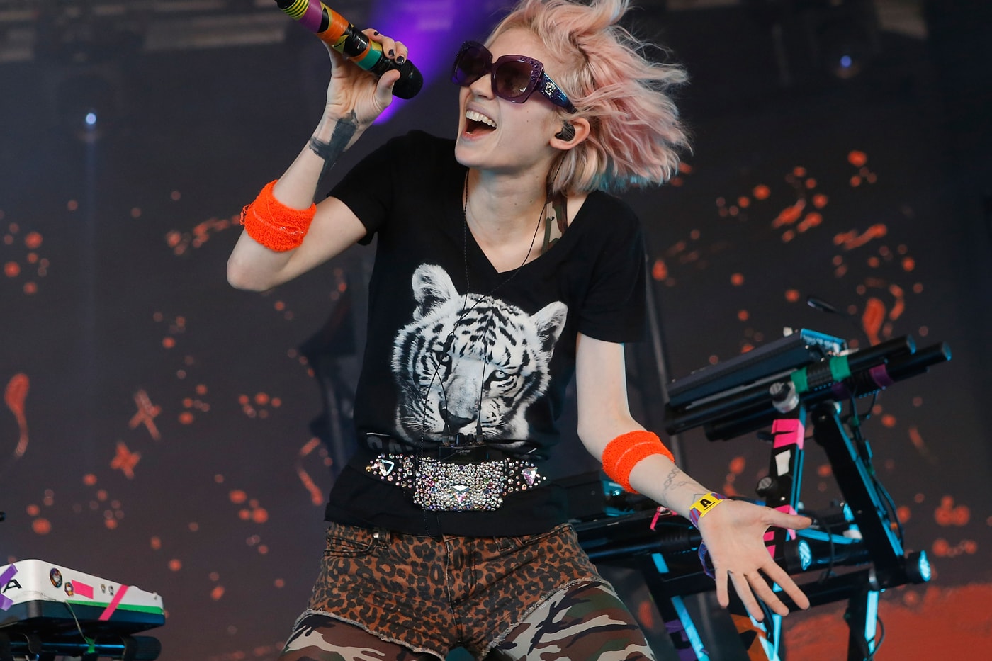 grimes-electrocuted-on-stage-dublin