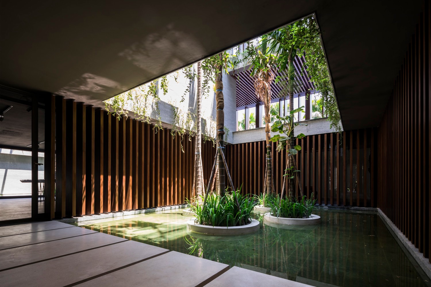 Louvers House Mia Design Studio Thảo Điền Vietnam Modern Wooden Exterior House courtyard design inspiration interior