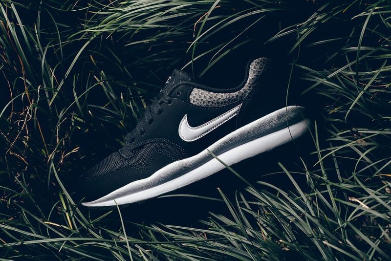 nike air safari black white