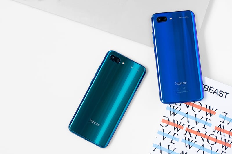 The Honor 10 Smartphone Rings in a New Wave of Aurora Design