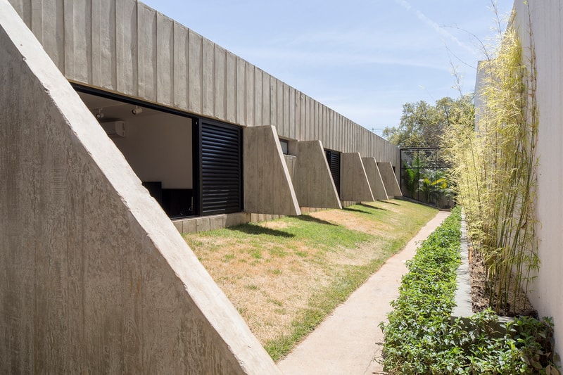 MR53 Bloco Arquitetos Brasília Brazil Houses Milton Ramos Brutalist Oscar Niemeyer Brasilia Interior Architecture Inspiration Exposed Concrete Wood