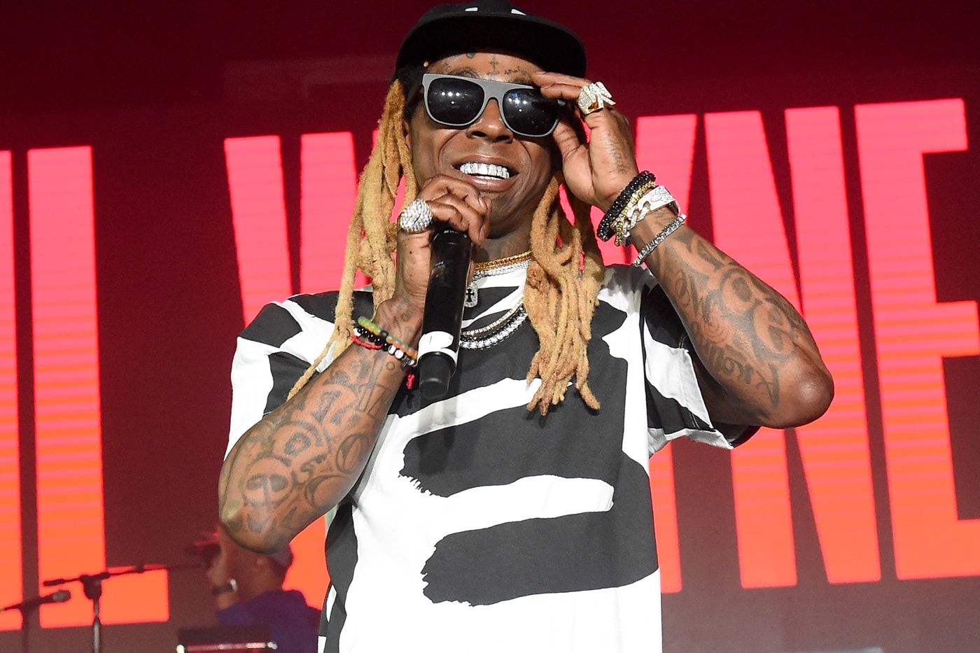 lil-wayne-suffers-seizure-while-flying-forces-emergency-landing