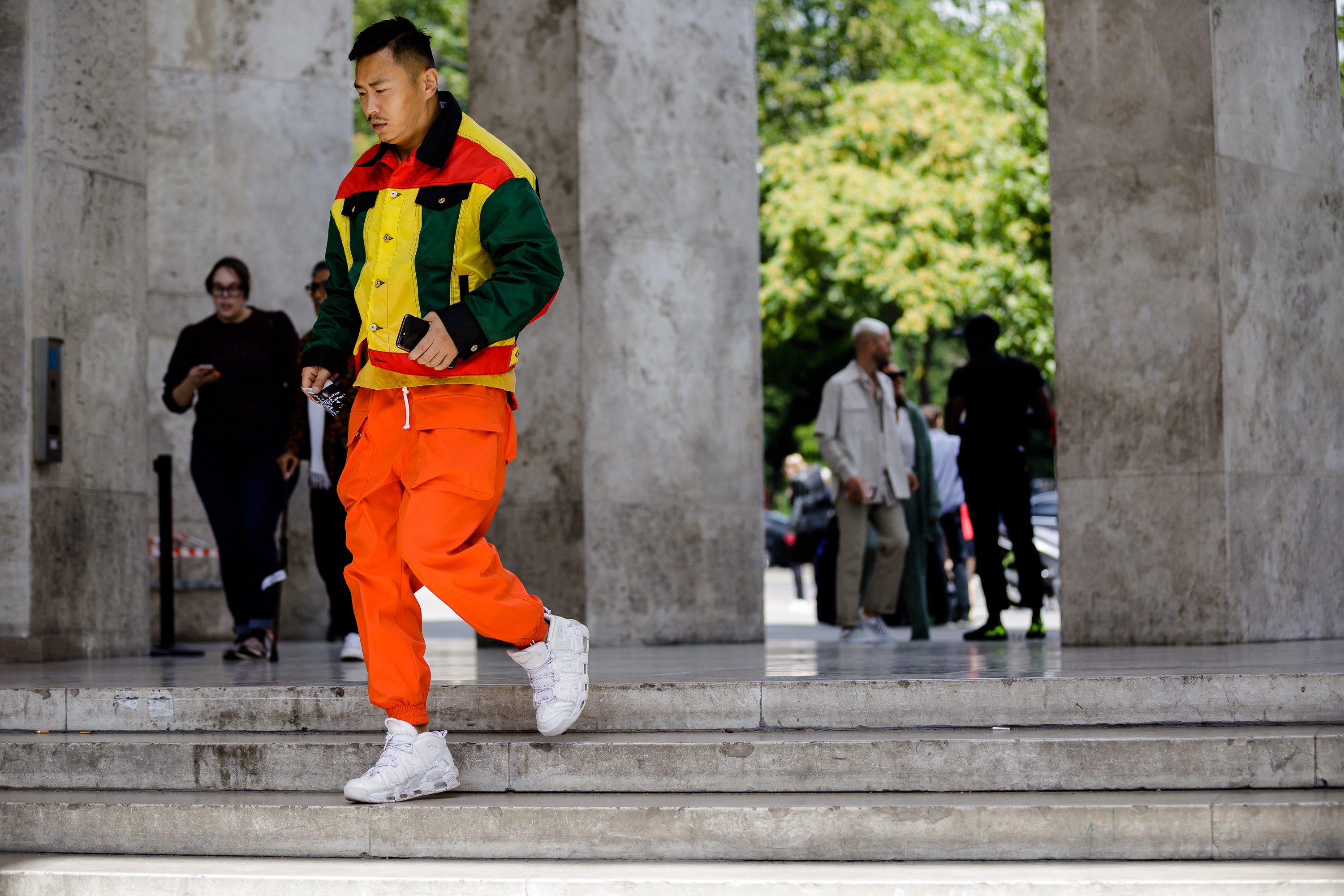 street style snap paris fashion week spring summer 2019