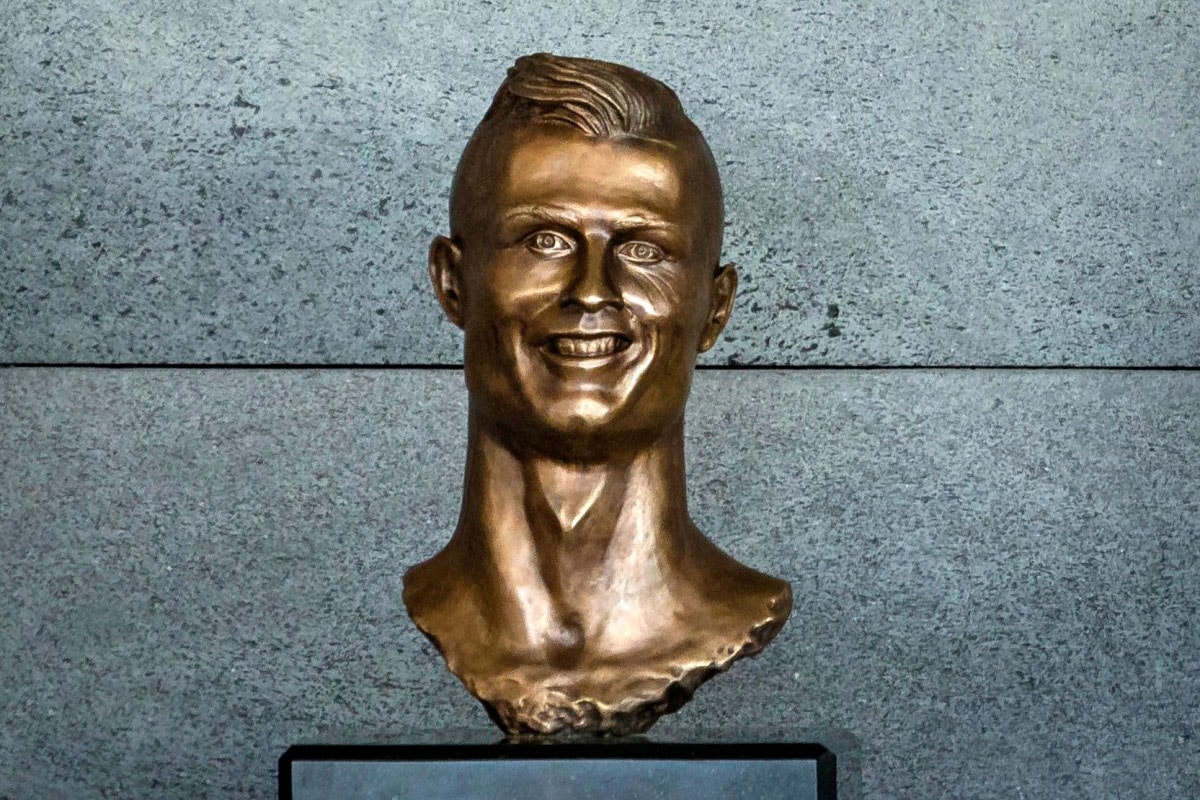 cristiano ronaldo Emanuel Santos bust sculpture swap replace Cristiano Ronaldo Madeira International Airport june 11 2018 statue family bronze portugal