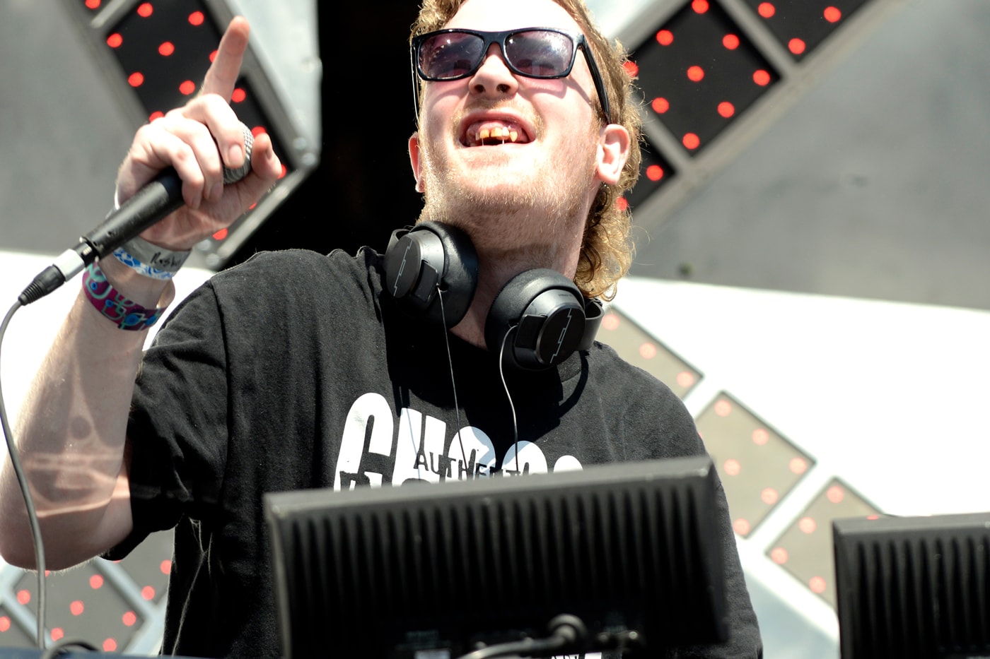Rusko featuring Amber Coffman - Hold On 