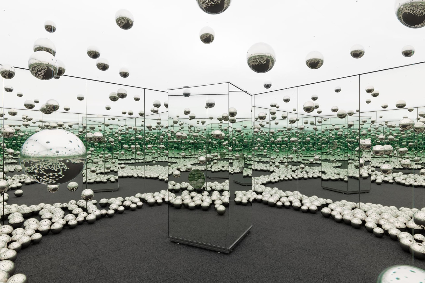 yayoi kusama infinity room wnder museum chicago installation exhibition art artwork