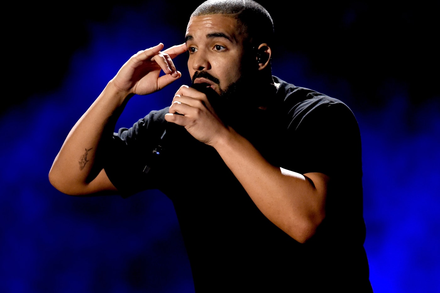 Drake Scorpion No number one 1 Billboard 200 albums albums chart 2018 london wireless music festival nike ovo soccer football kit jersey octobers very own stage concert performance mic great britain united kingdom uk flag
