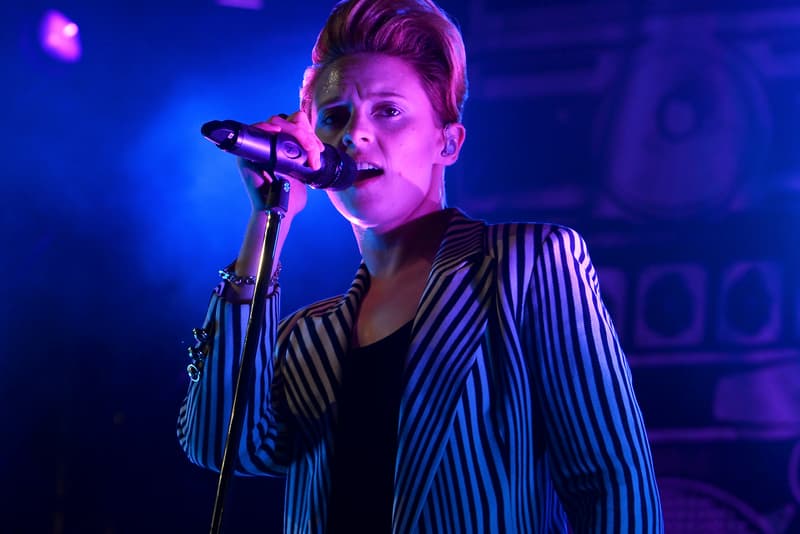 la-roux-bulletproof-accoustic-version