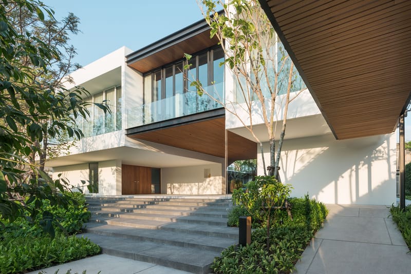 The Baan Rorb Brings Intense Greenery Into a Grand Home