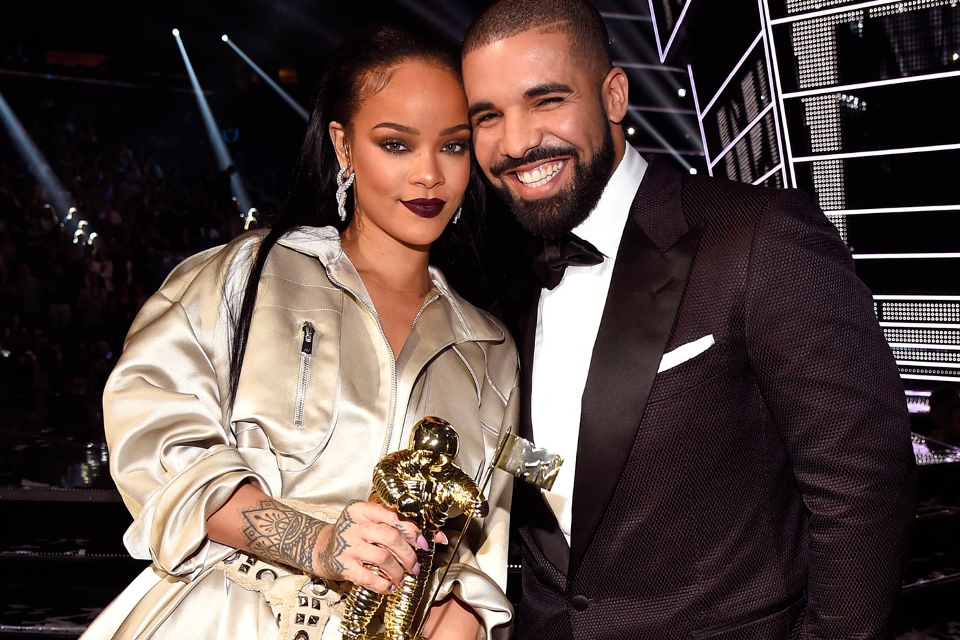 Drake Presents Rihanna the Video Vanguard Award at 2016 VMAs