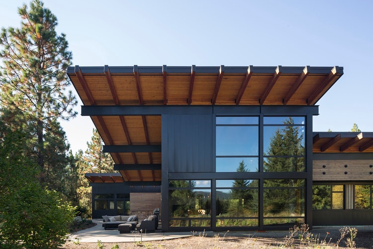 Tumble Creek Cabin Brings Modernity to Its Mountainside Surroundings