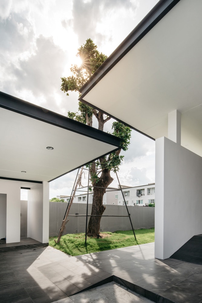 BIBI Modern Concrete Courtyard House Thailand