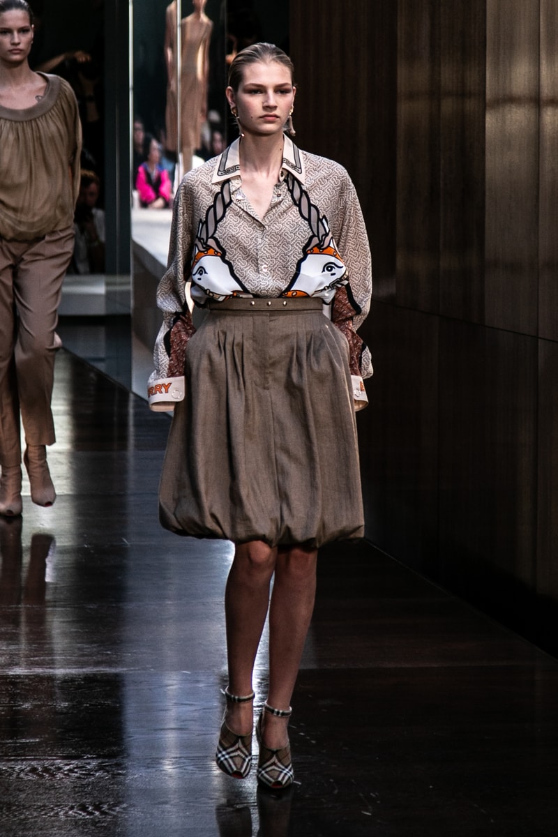 Burberry riccardo tisci runway show spring summer 2019 london fashion week mens womens check plaid pattern peter saville thomas trench coat