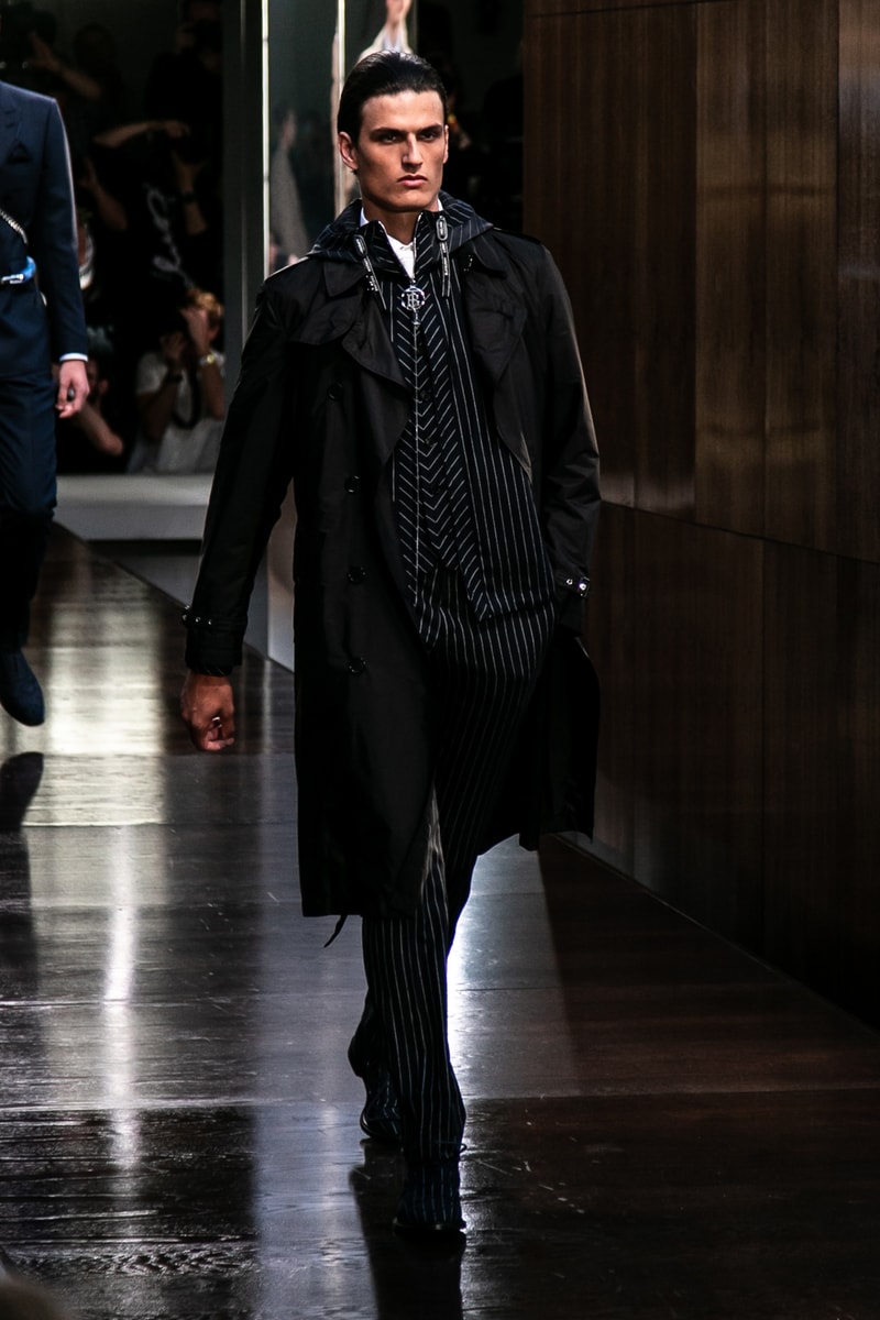 Burberry riccardo tisci runway show spring summer 2019 london fashion week mens womens check plaid pattern peter saville thomas trench coat