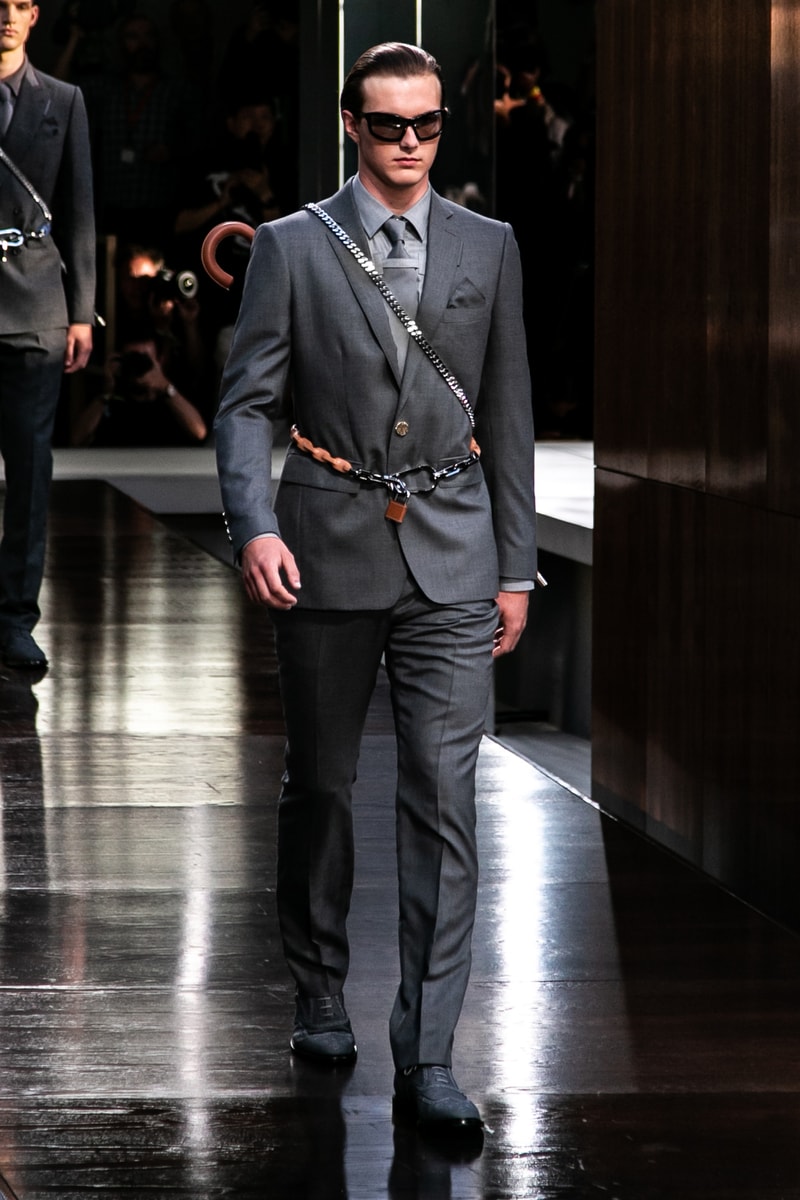 Burberry riccardo tisci runway show spring summer 2019 london fashion week mens womens check plaid pattern peter saville thomas trench coat
