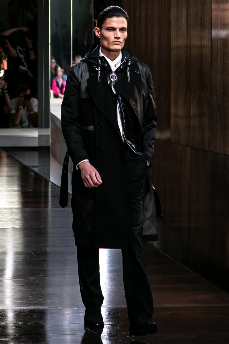 Burberry riccardo tisci runway show spring summer 2019 london fashion week mens womens check plaid pattern peter saville thomas trench coat