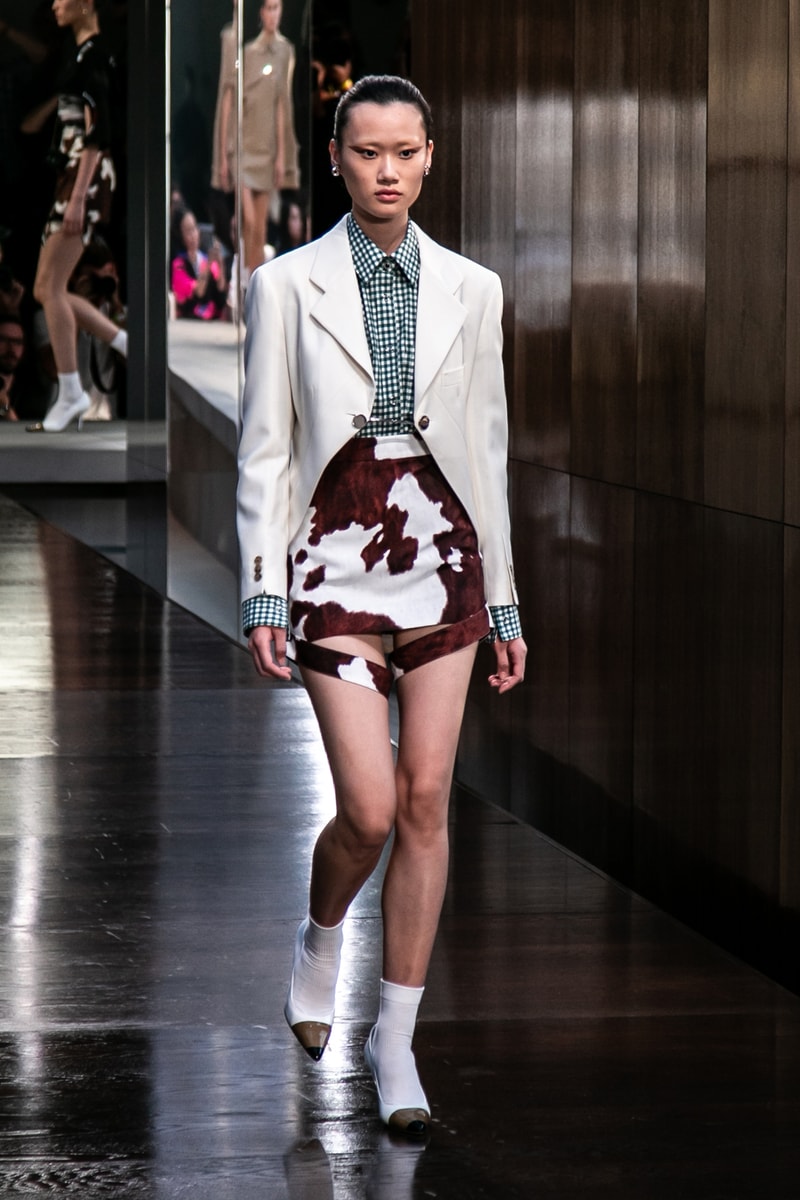Burberry riccardo tisci runway show spring summer 2019 london fashion week mens womens check plaid pattern peter saville thomas trench coat