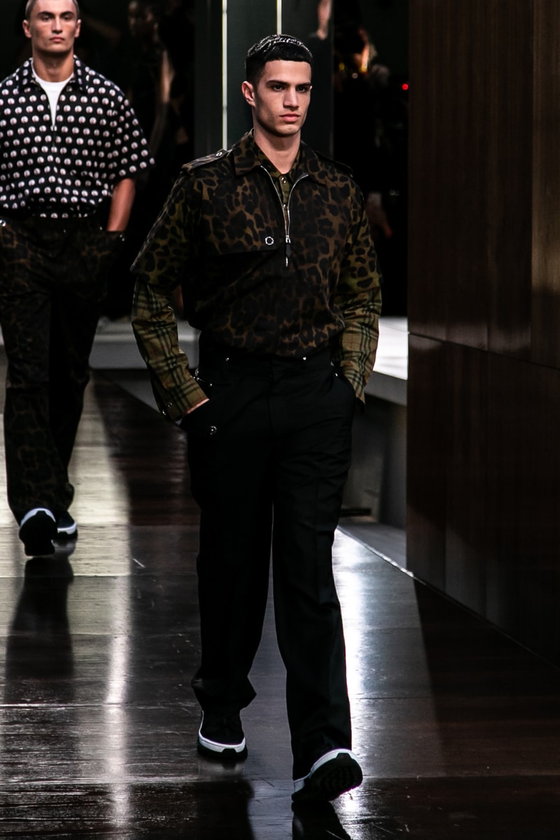 Burberry riccardo tisci runway show spring summer 2019 london fashion week mens womens check plaid pattern peter saville thomas trench coat