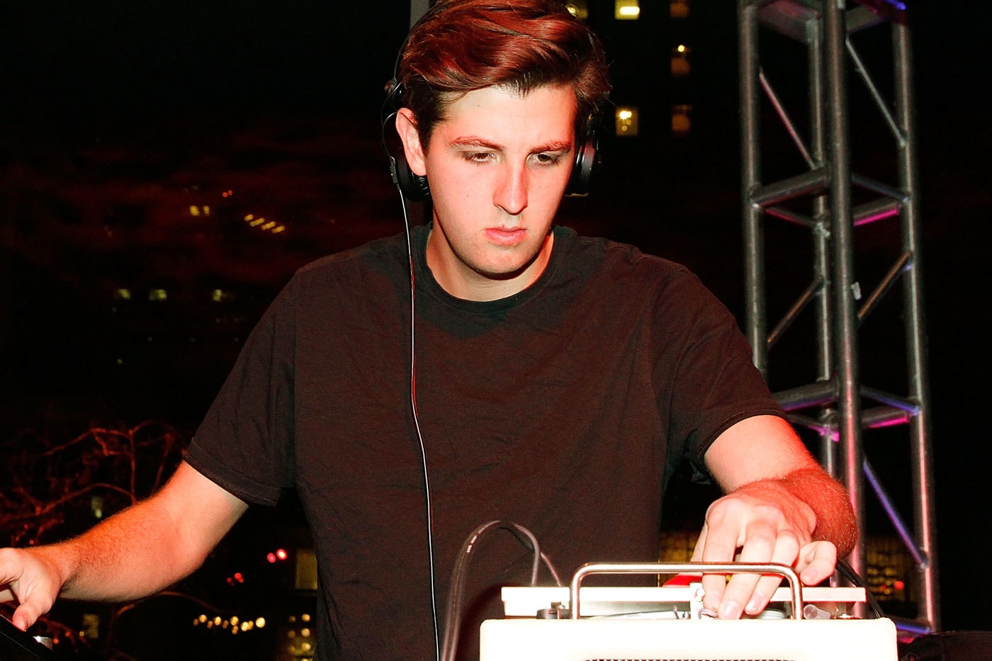 Watch Jamie xx Perform Remix of "I Know There's Gonna Be (Good Times)" With Kranium & Assassin