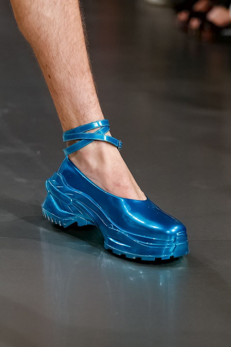 Maison margiela spring summer 2019 runway show presentation collection womens mens genderless john galliano martin iphone boots shoes bags