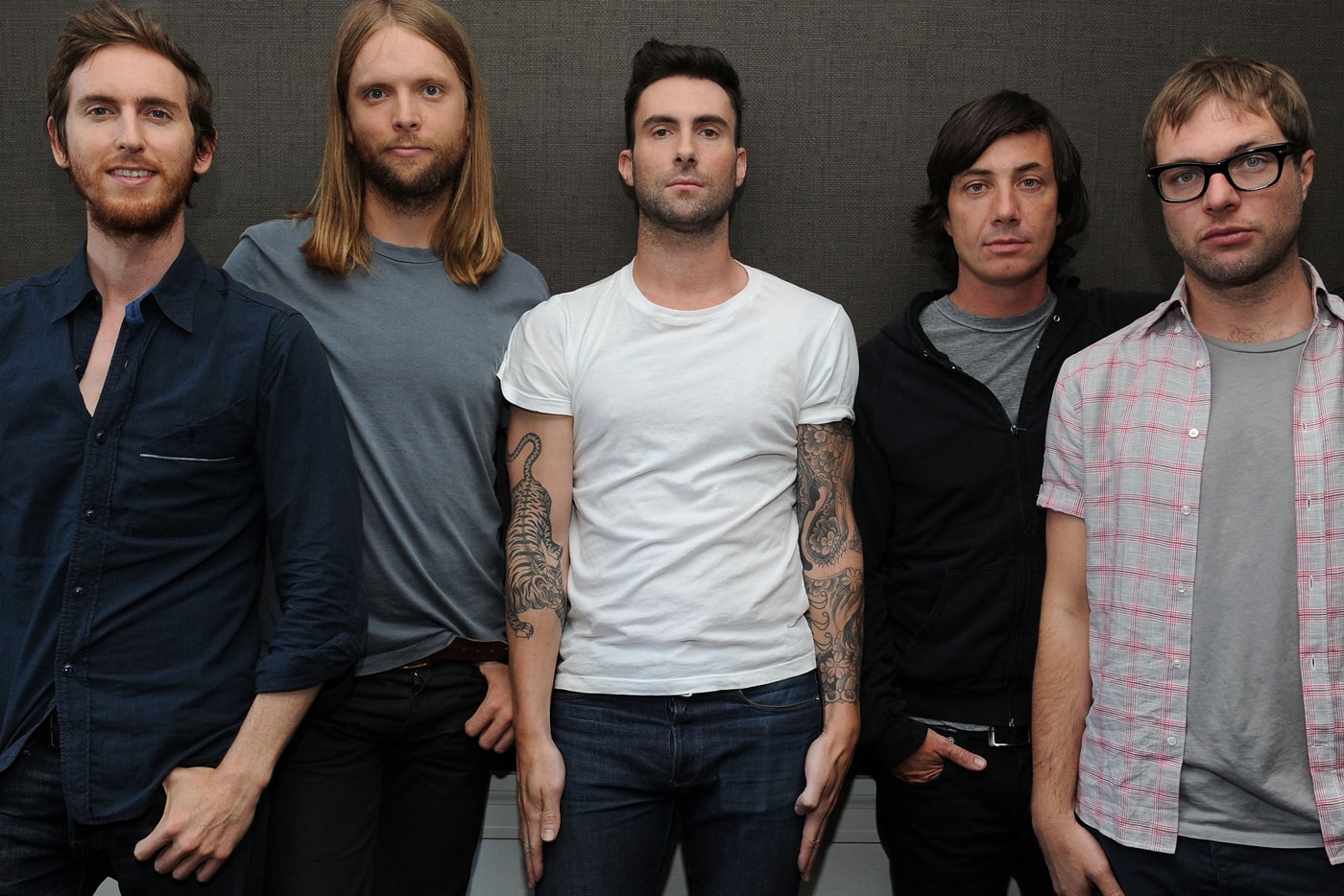 maroon-5-give-a-little-more-video