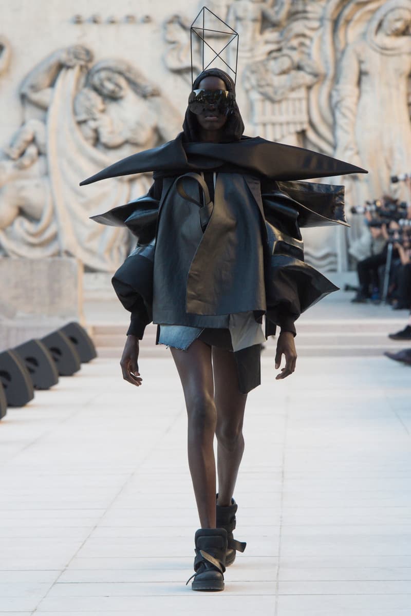 Rick Owens Spring/Summer 2019 Paris Fashion Week SS19 runway show womenswear fire burning set palais de tokyo american flag