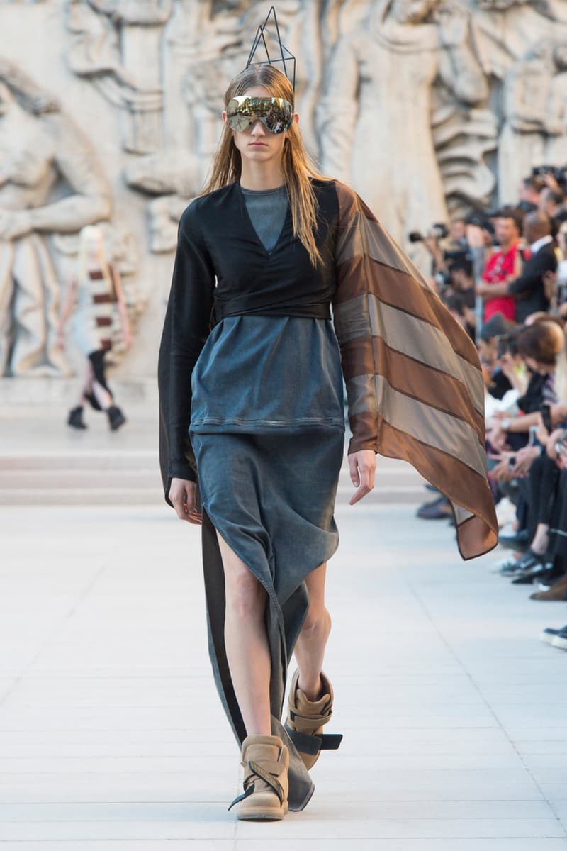 Rick Owens Spring/Summer 2019 Paris Fashion Week SS19 runway show womenswear fire burning set palais de tokyo american flag