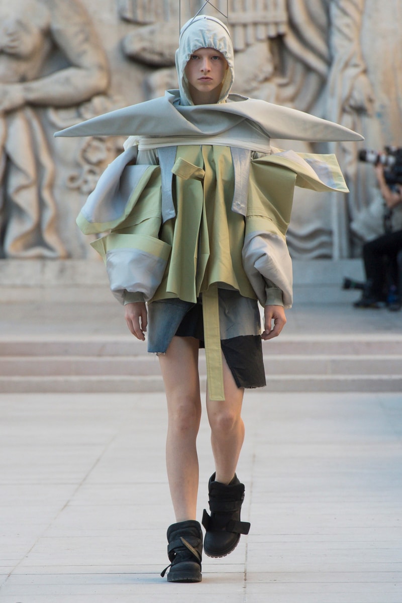 Rick Owens Spring/Summer 2019 Paris Fashion Week SS19 runway show womenswear fire burning set palais de tokyo american flag