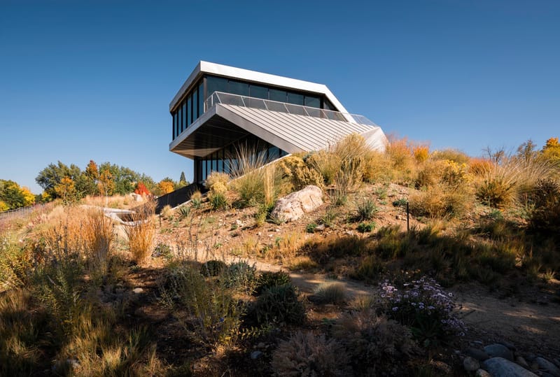 The "Shapeshifter" Home Brings Modern Design to the Desert