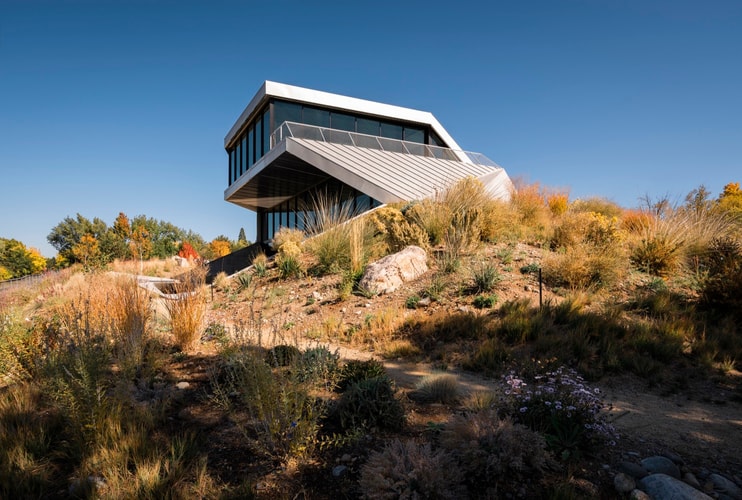 The "Shapeshifter" Home Brings Modern Design to the Desert