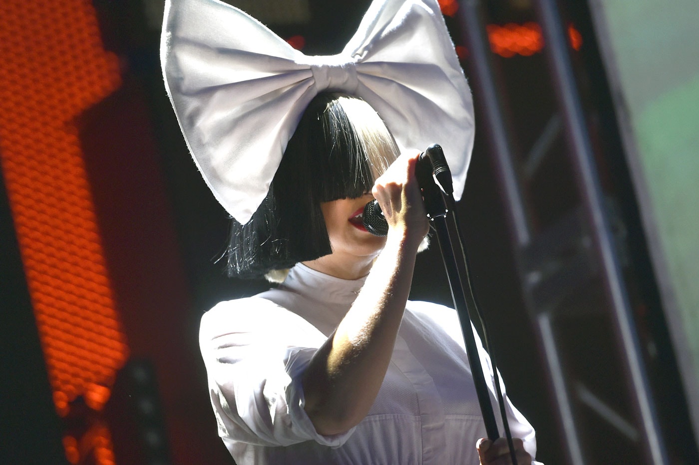 Sia Performs "Chandelier" and "The Greatest"