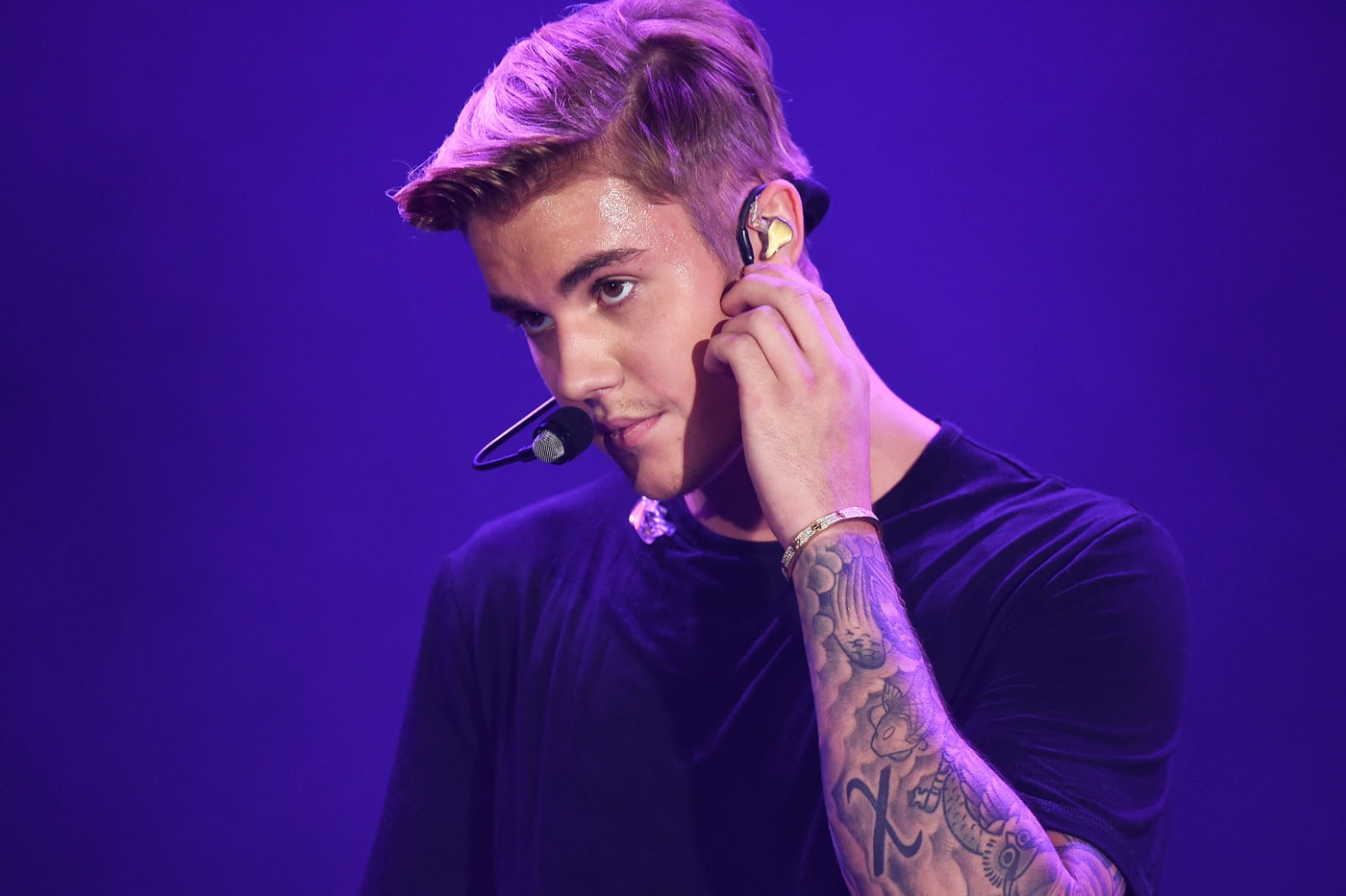 Watch Justin Bieber Drum off Against Questlove and Perform "What Do You Mean?" With The Roots