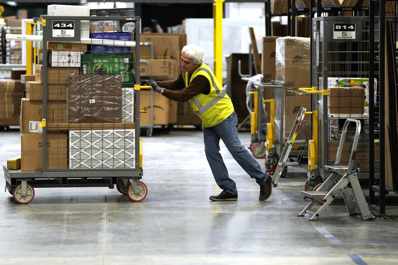 Amazon Raises Minimum Wage $15 USD U.S. Workers Jeff Bezos November 1 Whole Foods
