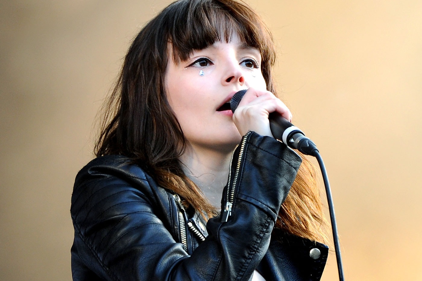 chvrches-perform-leave-a-trace-on-the-tonight-show