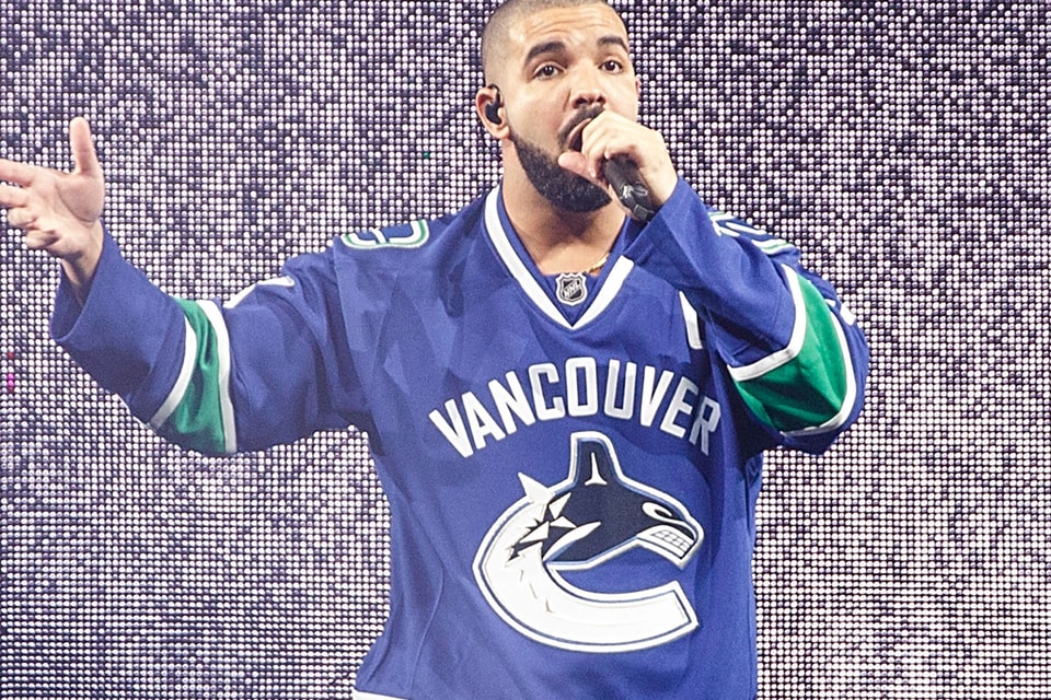 Any ID on what drake was wearing during the performance, mainly the jersey?  : r/Drizzy