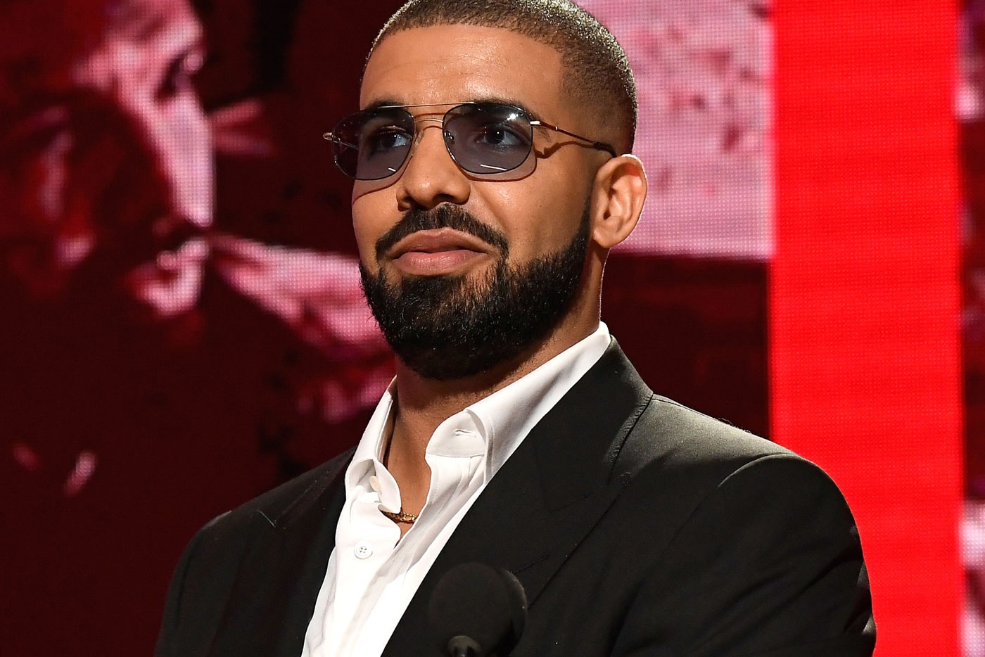 Drake's "Hotline Bling" Is Unable to Reach No. 1 on Charts