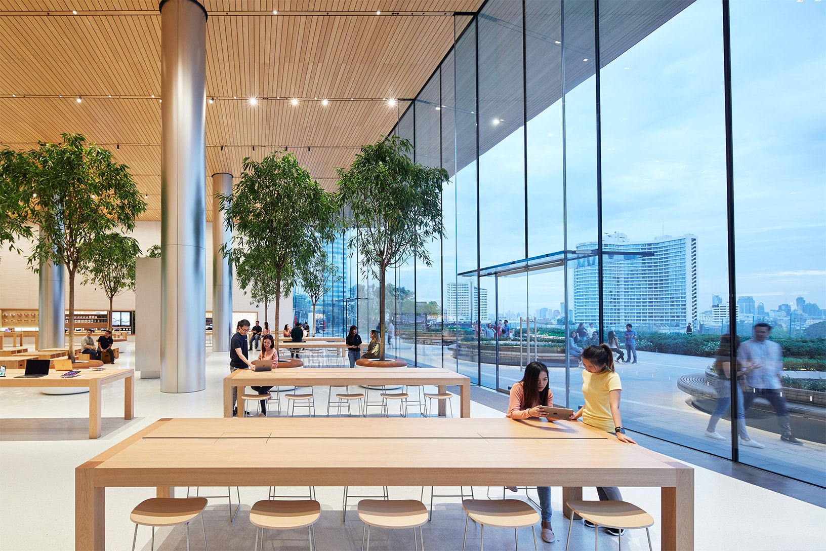 Apple store likely to go without rooftop logo