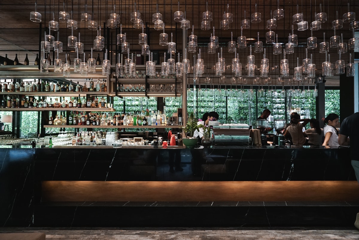 タイ・バンコクで訪れたいスポット 12 選 HYPEBEAST Bangkok Thailand City Guide Restaurants Cafes Bars Market ad lib Hotel Bar Issaya Siamese Club Red Diamond Café The Rabbit Hole Black Amber Social Club Pacamara Coffe e Roaster x Specialty Coffee Lab Sor Roongroj Night Train Market Srinakarin UPPERGROUND CARNIVAL best food shopping sneakers 