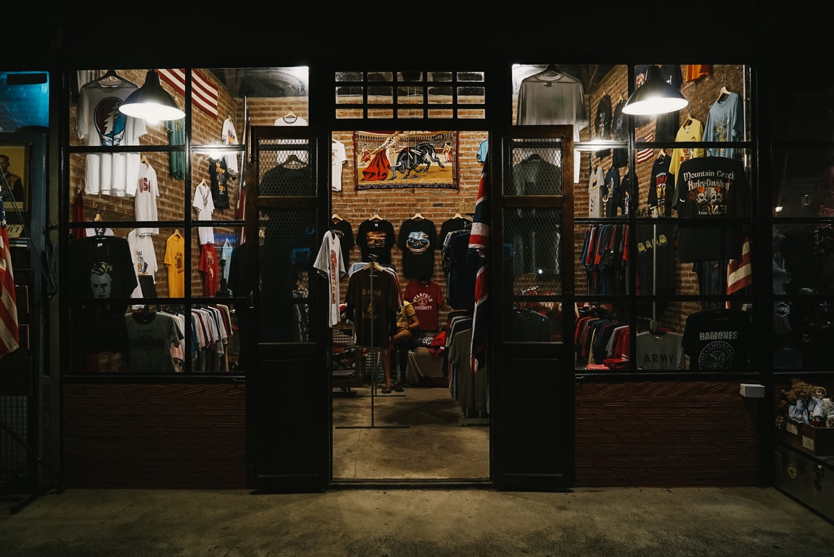 タイ・バンコクで訪れたいスポット 12 選 HYPEBEAST Bangkok Thailand City Guide Restaurants Cafes Bars Market ad lib Hotel Bar Issaya Siamese Club Red Diamond Café The Rabbit Hole Black Amber Social Club Pacamara Coffe e Roaster x Specialty Coffee Lab Sor Roongroj Night Train Market Srinakarin UPPERGROUND CARNIVAL best food shopping sneakers 