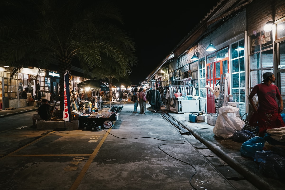 タイ・バンコクで訪れたいスポット 12 選 HYPEBEAST Bangkok Thailand City Guide Restaurants Cafes Bars Market ad lib Hotel Bar Issaya Siamese Club Red Diamond Café The Rabbit Hole Black Amber Social Club Pacamara Coffe e Roaster x Specialty Coffee Lab Sor Roongroj Night Train Market Srinakarin UPPERGROUND CARNIVAL best food shopping sneakers 