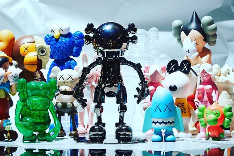Essential Kaws Art Figures and Paintings Your Collection companion (hole) edition